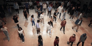 Imagen de varias personas disfrutando de un salón de baile en el CEFE Chapinero