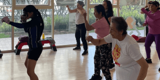 Imagen de varias personas de todas las edades disfrutando de la clase gratis.