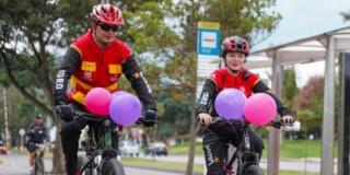 Dos personas montando bicicleta