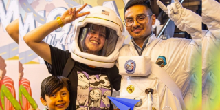 Imagen de varios usuarios de los espacios de Maloka.