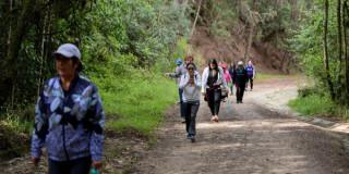 Varias personas caminando por un sendero rural