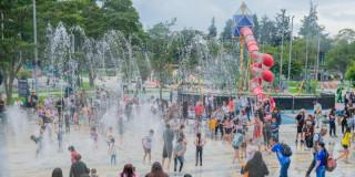Personas jugando en parque acuático