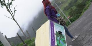 Imagen de funcionaria con caja de LEO Rodamonte en BibloRed