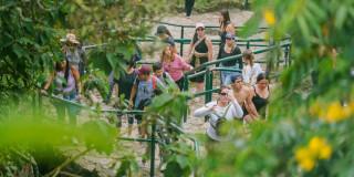 personas caminando sendero