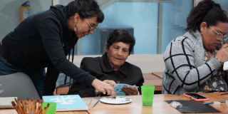 Imagen de varios adultos mayores tomando el taller de artes plásticas en un salón del CEFE Chapinero