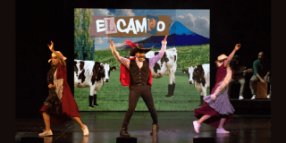 Imagen de los personajes de la obra en plena función.