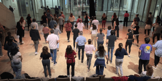 Imagen de varias personas tomando las clases de salsa y bachata en el CEFE Chapinero.
