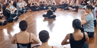 Imagen de varias personas participando en el taller del CEFE Chapinero.