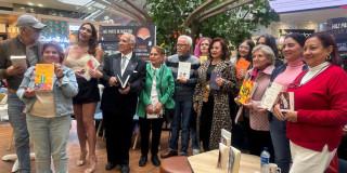 Imagen de grupo de personas con libros 