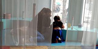 Imagen de mujer con niña de espaldas