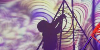 Imagen de sombra de niño construyendo una torre