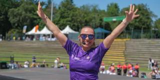 mujer con brazos abiertos