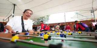 mujer juega futbolín, juego de mesa