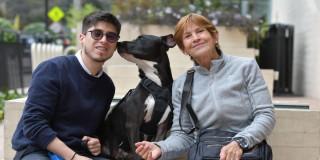 Foto de un hombre y mujer en una de las jornadas de adopción de mascotas en Bogotá. 