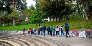 personas caminando por el centro de Bogotá