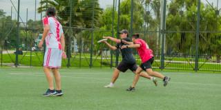 jóvenes entrenan ultimate frisbee en Bogotá