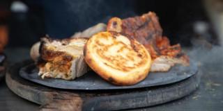 Foto de un plato con carnes, arepa, papa y otros ingredientes de una picada o parrillada en Bogotá.