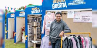 Foto de un emprendedor bogotano en una de las ferias de 'Hecho en Bogotá'