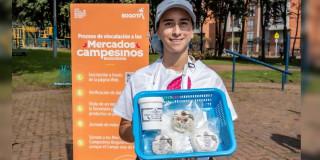 Foto de una mujer campesina en una de lasa ferias de Mercados Campesinos.
