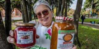 Foto de una mujer campesina en uno de los Mercados Campesinos de Bogotá.