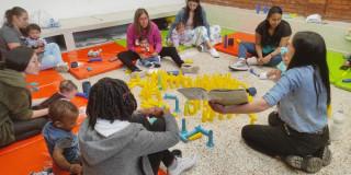 Imagen de madres con Primera Infancia en actividades de BibloRed