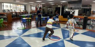 Niños jugando y corriendo en un salón 