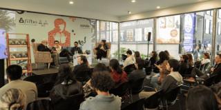 Imagen de personas en conversatorio en la FILBo 2025