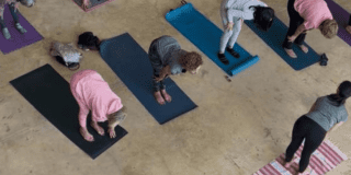 Imagen de varias personas participando en los espacios de yoga del CEFE Chapinero