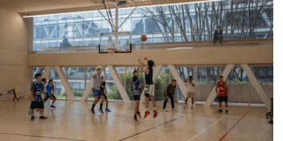 Imagen de un grupo de jóvenes disfrutando de este espacio en el CEFE Chapinero.