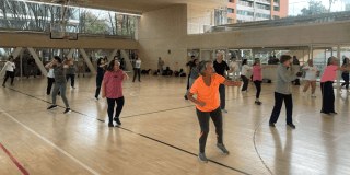 Imagen de varias personas tomando los servicios en el CEFE Chapinero
