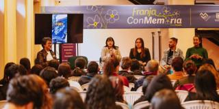 Imagen de personas en diálogo en el muelle de la FUGA
