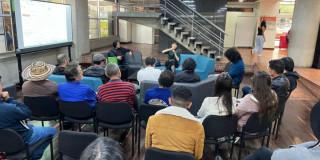 Foto que muestra personas sentadas en un auditorio