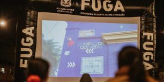 Foto que muestra personas viendo un video