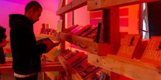 Imagen de un hombre leyendo un libro en FILBo 2025