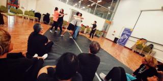 Imagen de personas abrazándose en taller de BibloRed