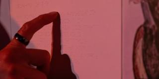 Lectura braile sobre pared