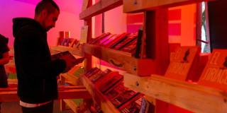 Foto que muestra un hombre leyendo un libro 