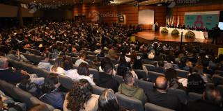 Foto que muestra personas reunidas en un auditorio