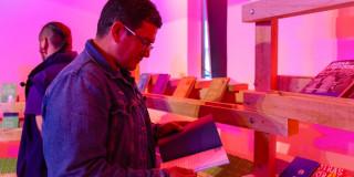 Hombre leyendo en la FILBo 