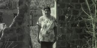 mujer posando frente a cámara