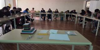 Personas participan en actividad de reconocimiento de obra de Cepeda Samudio