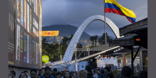Imagen panorámica de la plaza principal de Colferias.