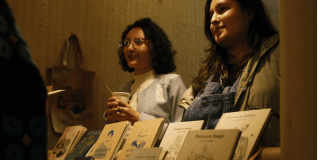 Imagen de dos mujeres en la FILBo 2025.