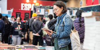 Imagen de una mujer disfrutando la exposición de libros en un espacio del FILBo 2025.