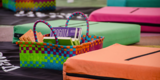 Imagen de un espacio donde se aprecian varios libros.