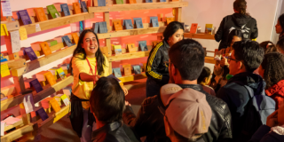 Imagen de varias personas participando en el taller de Libro al Viento.