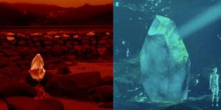 Imagen en contraste roja en un río y azul una piedra 