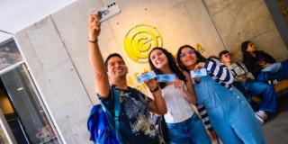 Imagen de personas mostrando la boletería gratis en la Cinemateca