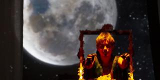 Imagen de la luna en el fondo con un hombre con marco de flores amarillas