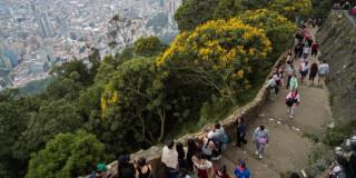Foto de bogotanos y bogotanas en el sendero de ascenso al cerro de Monserrate en Bogotá.